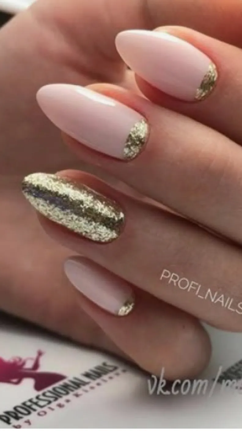 19 ideas de uñas rosas con brillos cortas y largas