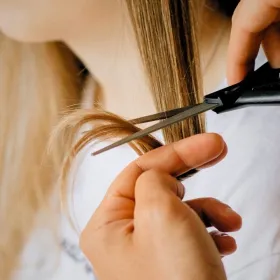 4 cortes midi con ondas suaves que estilizan el rostro y afinan tus facciones en segundos.jpg