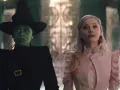 Desde las coloridas y elaboradas vestimentas de Glinda hasta los oscuros y potentes trajes de Elphaba, el vestuario refleja las diferencias entre las dos brujas y el contraste entre el bien y el mal. El vestuario de “Wicked” no solo hace referencia a la puesta en escena del musical, sino que también amplía la magia visual de la historia.
Crédito: Universal Pictures