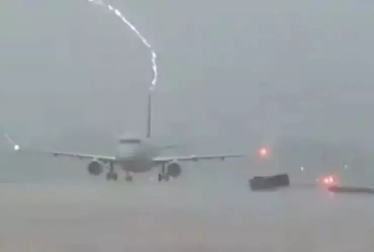 VIDEO_ Rayo impacta sobre avión durante el despegue en Estados Unidos