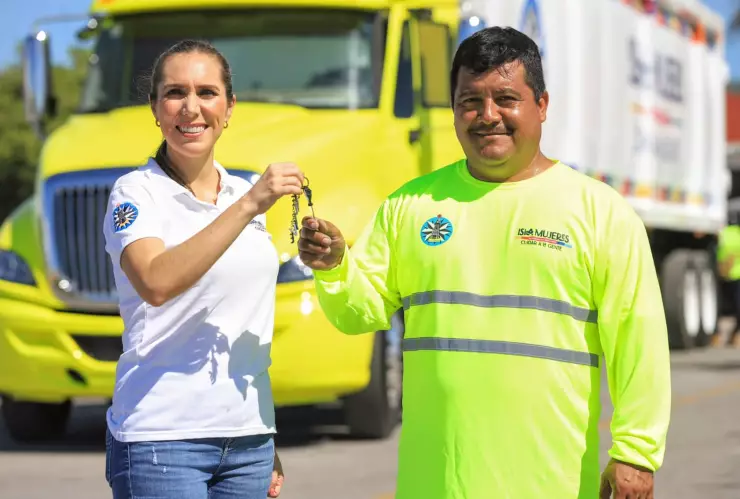 Isla Mujeres: Llega ‘La Bestia’ para fortalecer recolección de basura entrega llaves