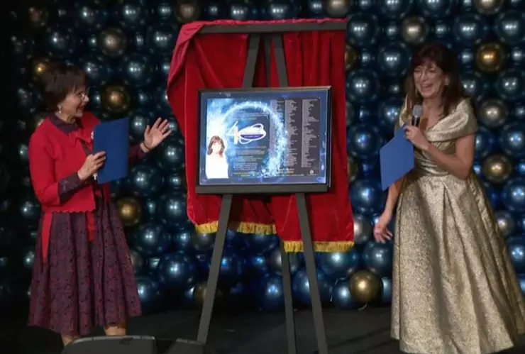 Janett Arceo develó placa por los 40 años de su programa de radio.