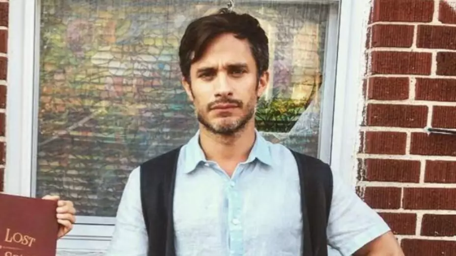 Gael García demanda Johnnie Walker