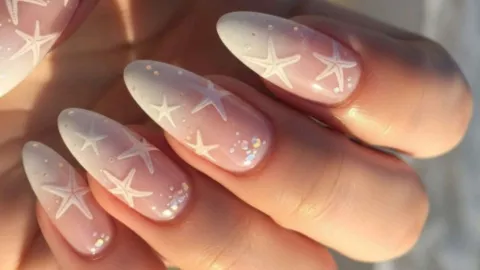 frances difuminaado en uñas con estrellas de mar