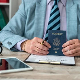 Un funcionario con un formulario de visa y el pasaporte estadounidense.
