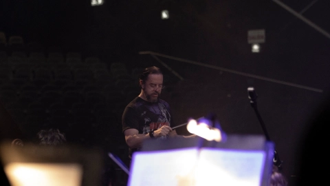 Gerardo Urbán transforma la figura del director de orquesta con conciertos que conectan al público y rompen moldes clásicos.