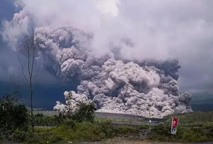 Alerta máxima por erupción del volcán semeru.jpg