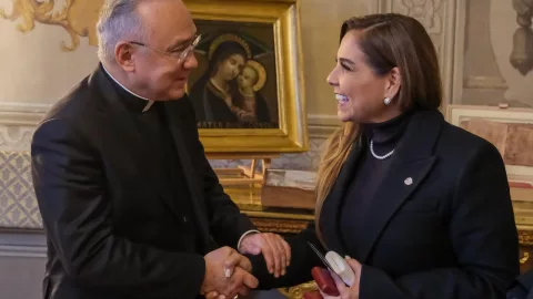 Mara Lezama se reúne con el Monseñor Edgar Peña Parra en el Vaticano