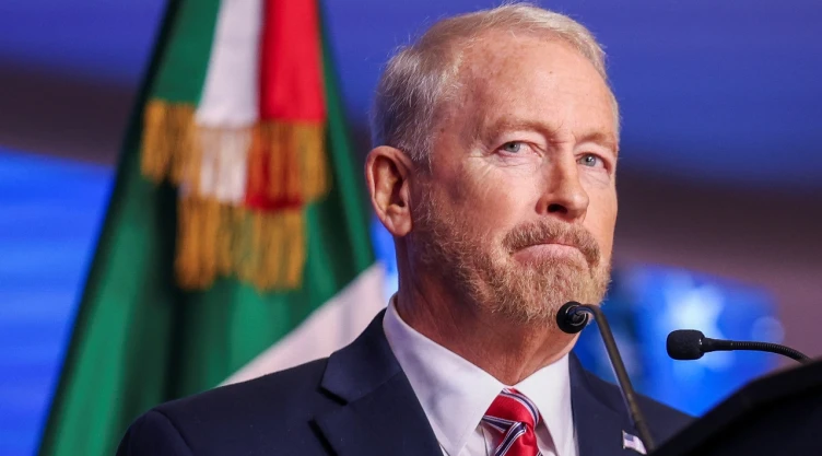 A días del plazo, Sheinbaum dialoga con el embajador estadounidense y empresarios. México propone alternativas para evitar medidas arancelarias.