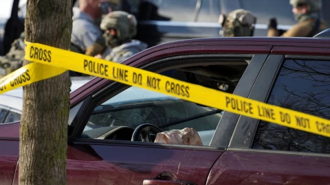 La cinta policial rodea un vehículo después de que su conductor fuera baleado por un agente de inmigración de Estados Unidos, según funcionarios locales y federales, en Minneapolis, Minnesota