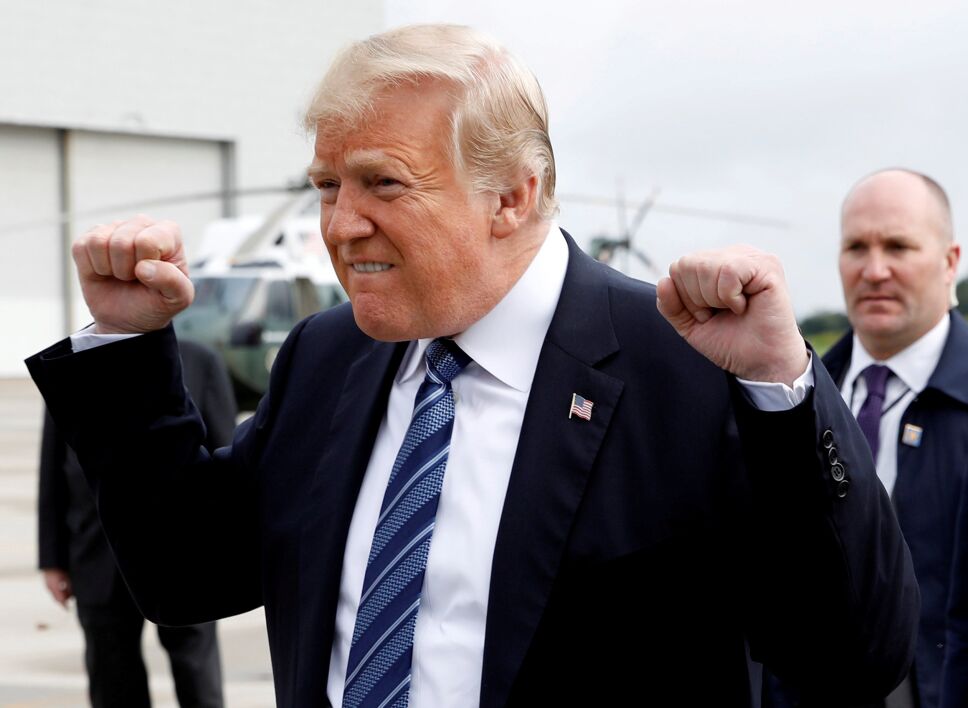Trump gesticula al llegar a Pensilvania