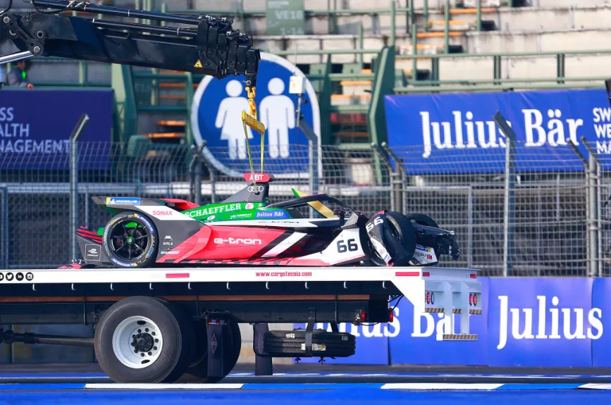 El Neozelandés, Mitch Evans se mantuvo a la cabeza después de 45 minutos de carrera durante el E-Prix de la Fórmula E 2020.