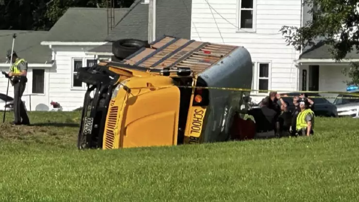 Autobús escolar sufre accidente en primer día de clases; hay 1 muerto