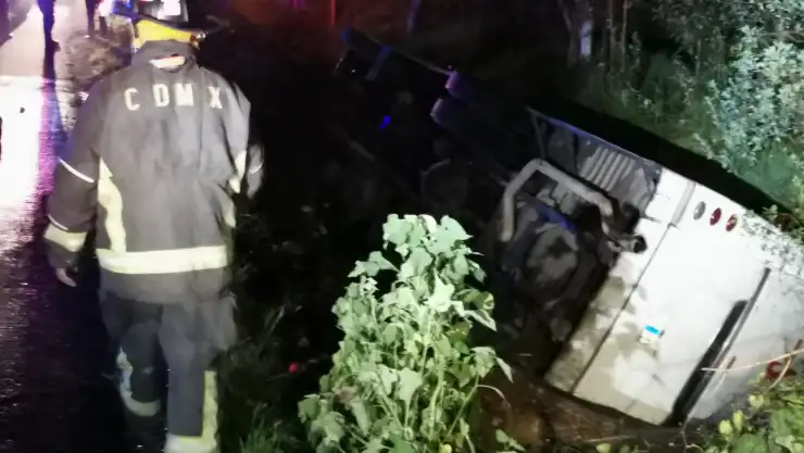 autobús_volcó_canal_Chalco.jpeg