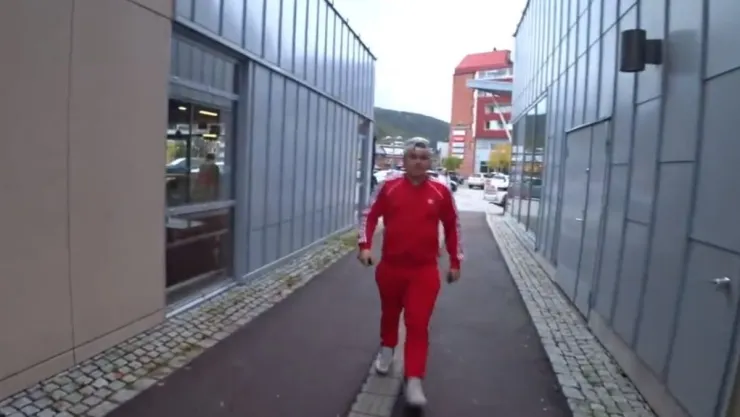 Video Amenazan con cuchillo a Mystixx influencer en plena transmisión en vivo en Noruega