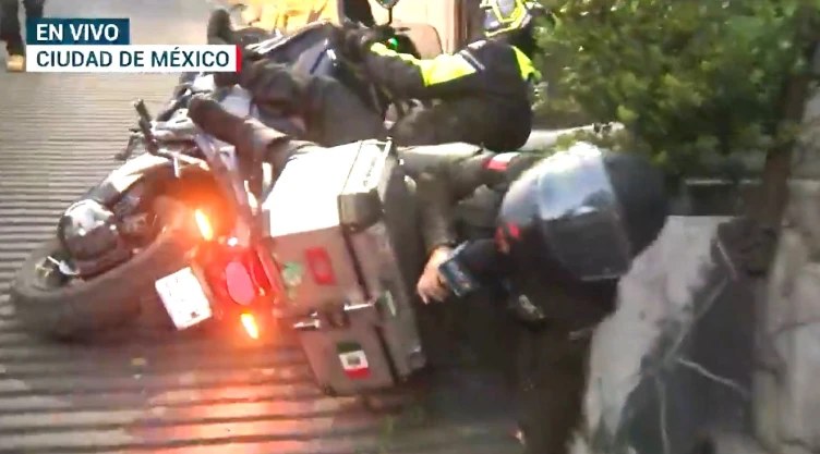 reportera-cae-en-vivo-circulaba-la-calle-más-peligrosa-de-cdmx-video