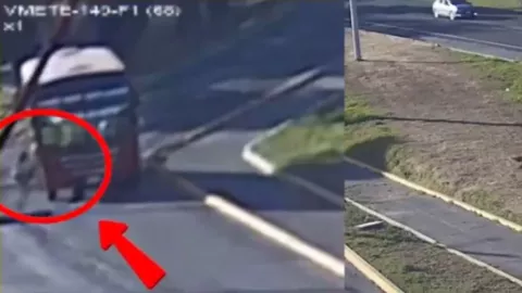 VIDEO | Así fue como una mujer cayó y murió de una unidad del transporte público en Metepec