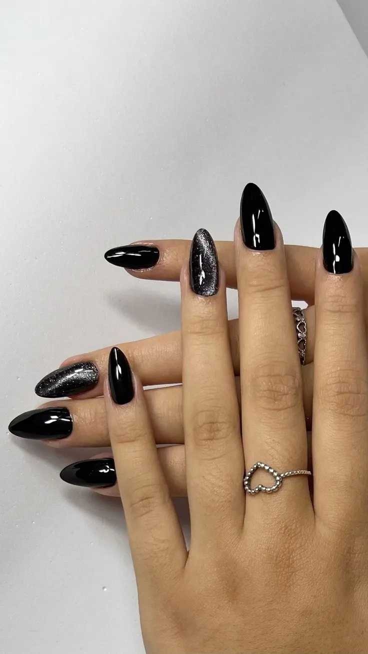 9 diseños de uñas almendradas cortas que te harán lucir muy elegante: las usan las artistas