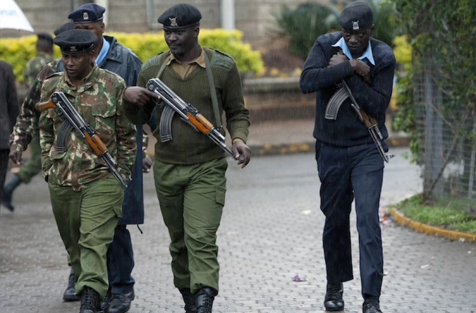 Soldados y policías kenianos se encuentra patrullando las cercanías del complejo comercial