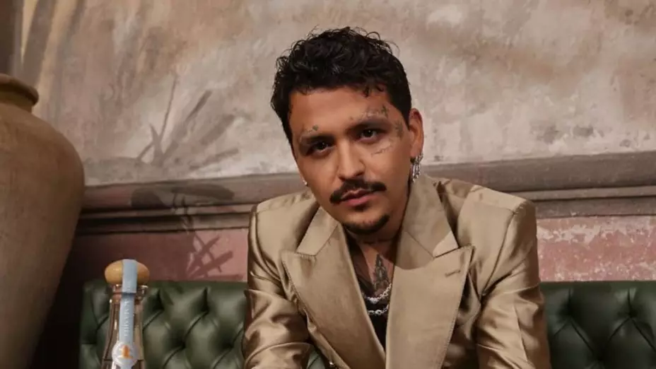 Christian Nodal se disloca la mandíbula