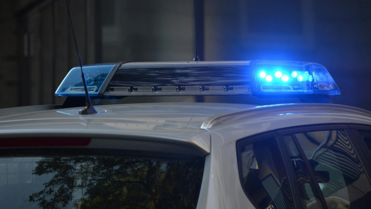 Patrulla de policía con luces azules
