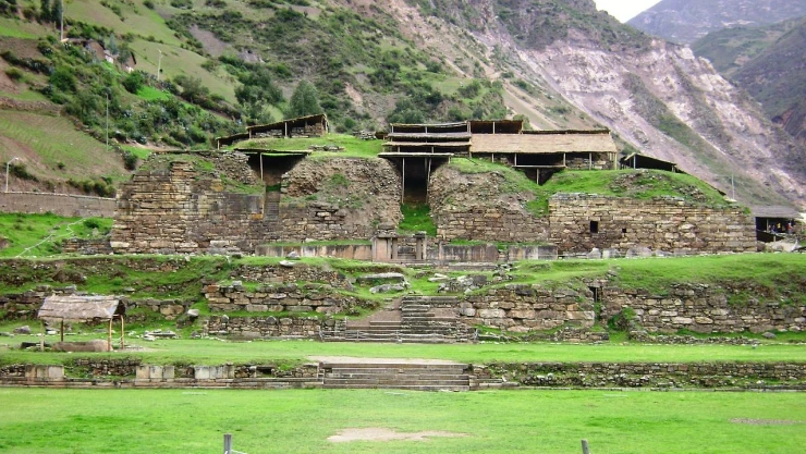 Arqueólogos galería subterránea Chavín Perú