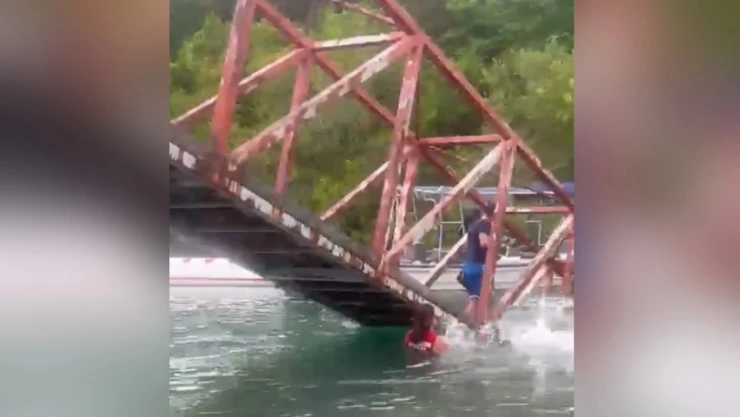Puente peatonal colapsa en La Boquita de Miramar, Manzanillo