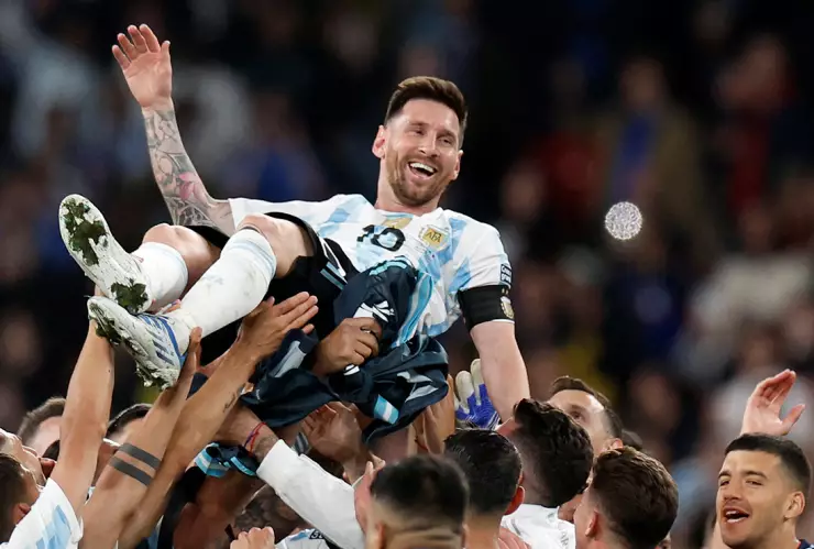 Messi es levantado después de conseguir la Copa de la Finalissima