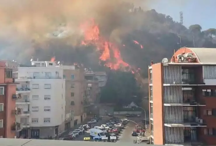 Incendio en Roma deja dos coches en llamas