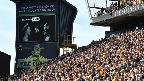 Un minuto de aplausos en memoria de la Reina Isabel II en la cancha del Wolves