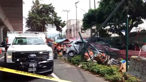 Auto choca contra un tianguis en San Pedro Mártir y atropella a una mujer