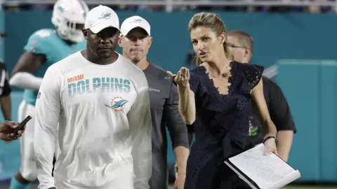 El entrenador de los Dolphins de Miami Brian Flores habla con la reportera deportiva de Fox Erin Andrews antes d ela sdegunda mitad de un partido de pretemporada de la NFL contra los Jaguras de Jacksonville el jueves ,22 de agosto del 2019. Imagen: A