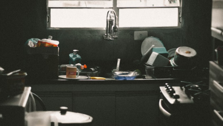 3 rincones de tu cocina donde se esconde el olor a grasa vieja y cómo eliminarlo usando vinagre y cítricos