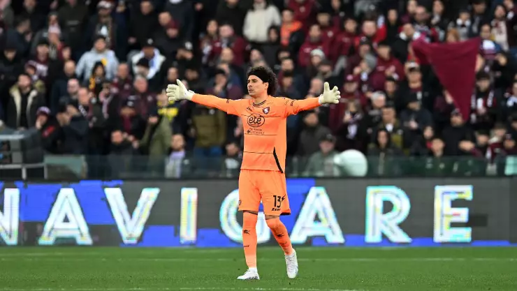 Guillermo Ochoa con la afici&oacute;n de Salernitana a sus espaldas
