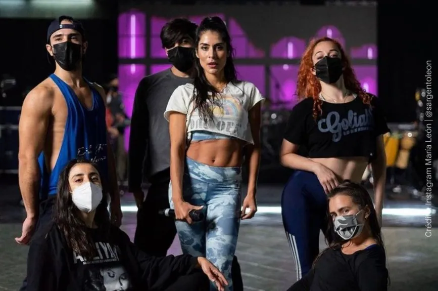 Maria León Con Sus Bailarines.jpg