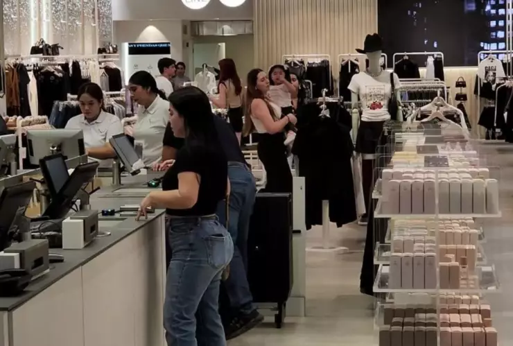 Personas comprando en una tienda de ropa