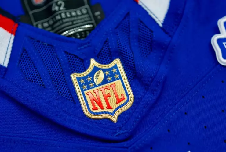Escudo dorado en jerseys de la NFL 2025