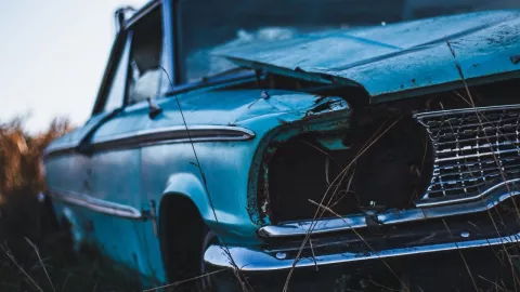 Hay un auto abandonado afuera de mi casa: ¿Qué puedo hacer y cómo denunciarlo?