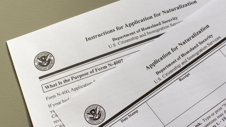 Un formulario de naturalización del USCIS