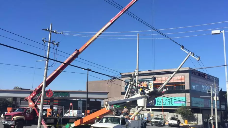 Fuertes vientos en la Zona Metropolitana de Monterrey derriba postes