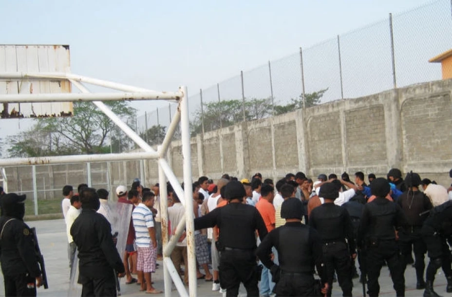 Detienen a director del penal de Tapachula, hay 16 detenidos más