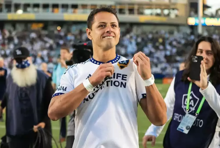 ¿CR7? Chicharito mostró a su contacto más famoso del celular