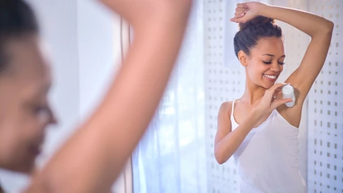 ¿Es bueno o malo usar desodorante antes de dormir?