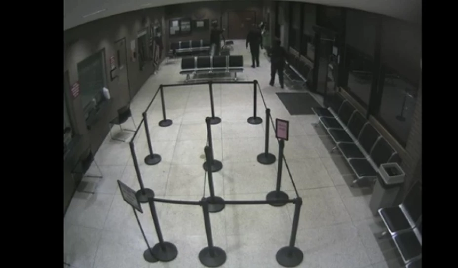 En el video se observa a los policías disparar contra la joven