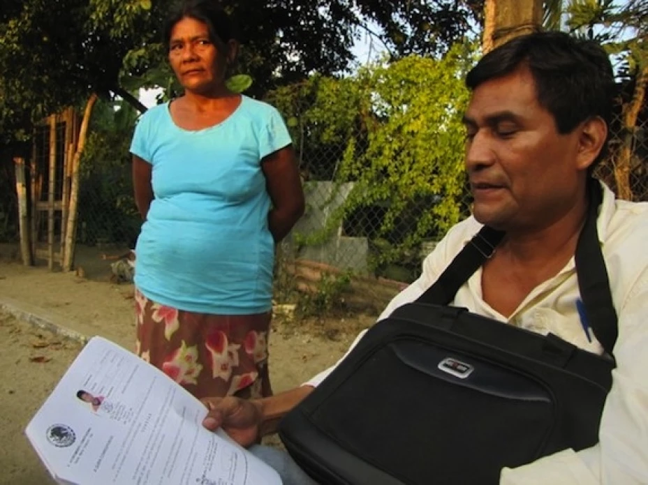 Mexicanos viven en el anonimato por falta de documentos