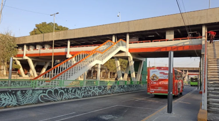Un hombre resultó herido tras ser navajeado afuera del Metro Universidad.