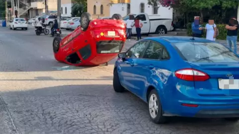 ¡Precaución! Se registra volcadura en Av. Nader de Cancún; hay cierre parcial a la circulación