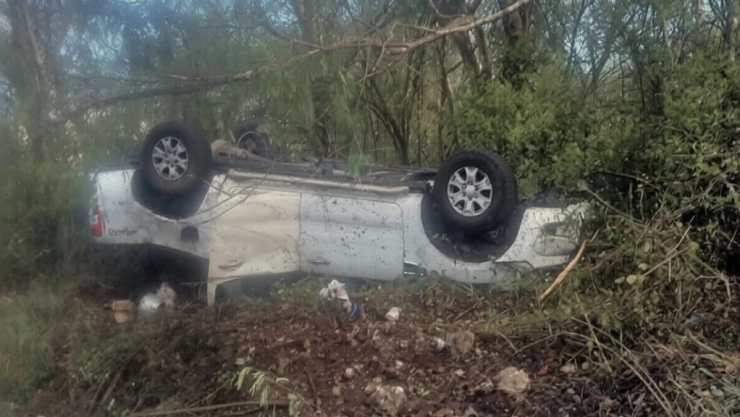 Huye tras VOLCAR su camioneta en las carreteras de Mérida; así ocurrió el fuerte accidente