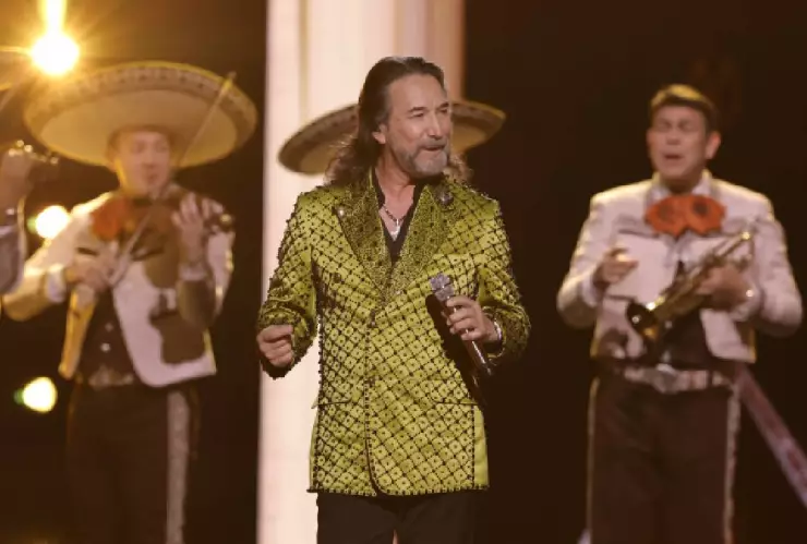 Abuelita se vuelve viral en el concierto de “El Buki”