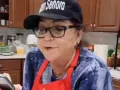 Doña Rosa Rivera lee los mensajes de sus fans..jpg